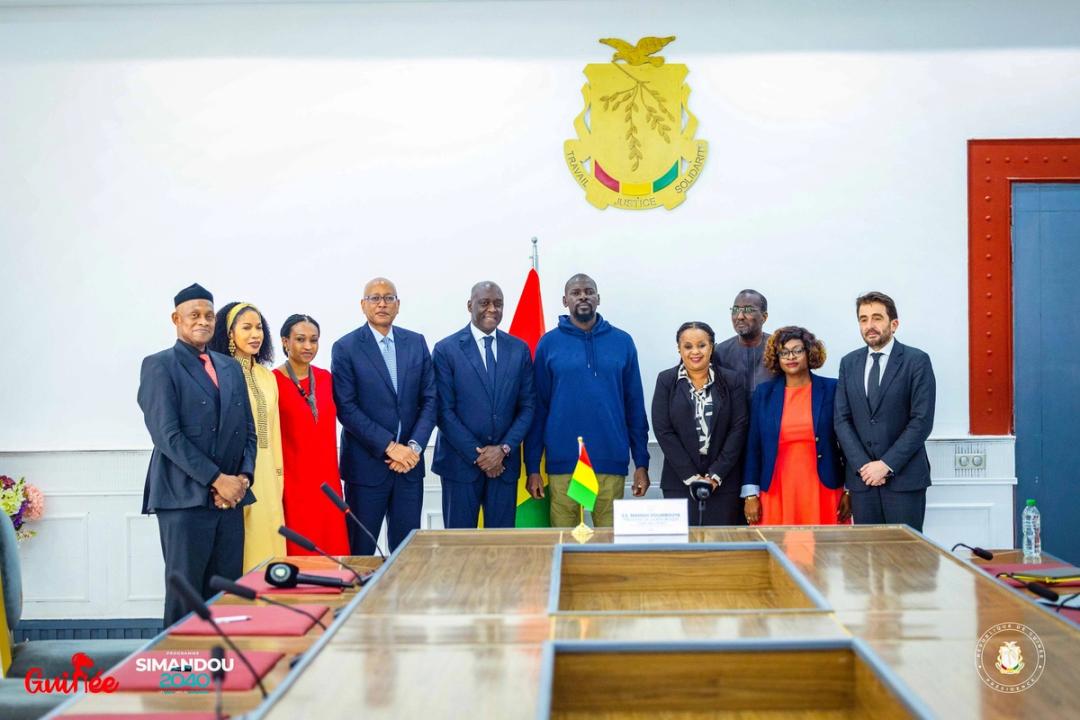 Président Mamadi Doumbouya avec la délégation de la SFI lors de la discussion sur le Programme Simandou 2040 en Guinée