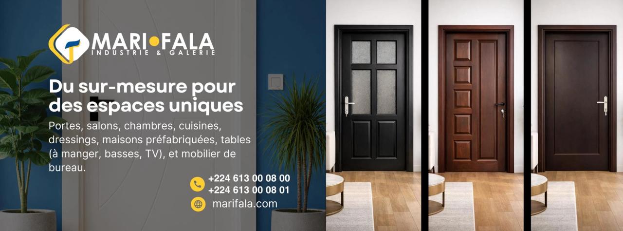 Showroom moderne de meubles MARIFALA en Guinée avec des salons contemporains, des employés guinéens et des clients découvrant des meubles fabriqués localement.