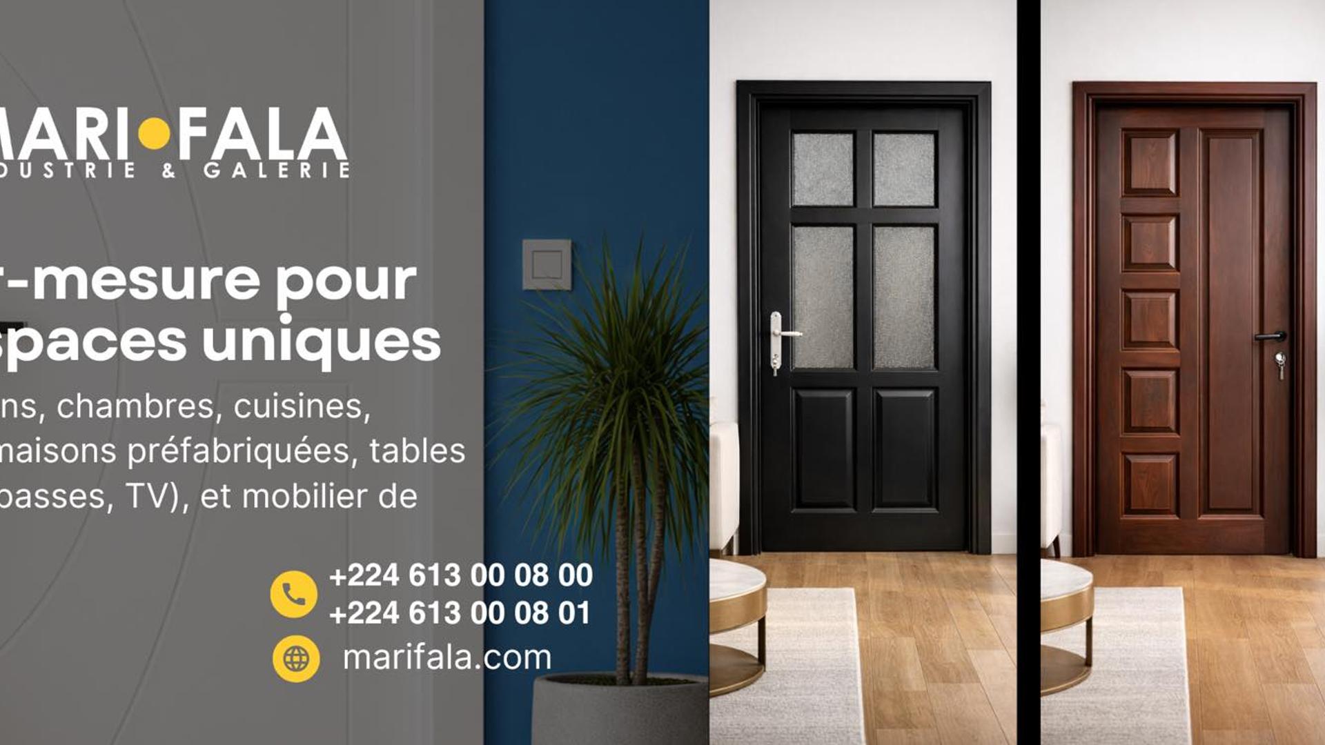 Showroom moderne de meubles MARIFALA en Guinée avec des salons contemporains, des employés guinéens et des clients découvrant des meubles fabriqués localement.