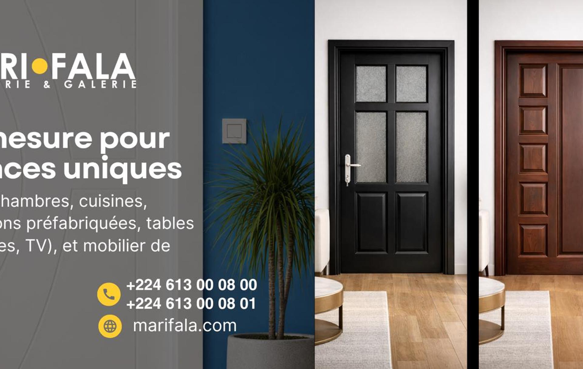 Showroom moderne de meubles MARIFALA en Guinée avec des salons contemporains, des employés guinéens et des clients découvrant des meubles fabriqués localement.