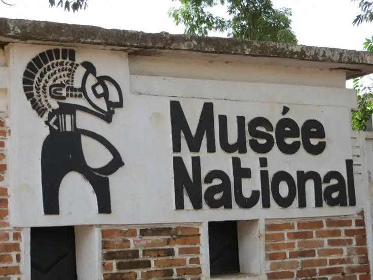 Photographe au Musée National de Guinée capturant des objets du patrimoine culturel