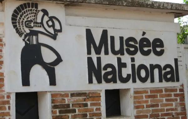 Photographe au Musée National de Guinée capturant des objets du patrimoine culturel