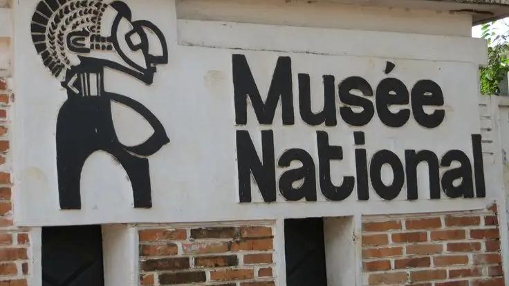 Photographe au Musée National de Guinée capturant des objets du patrimoine culturel
