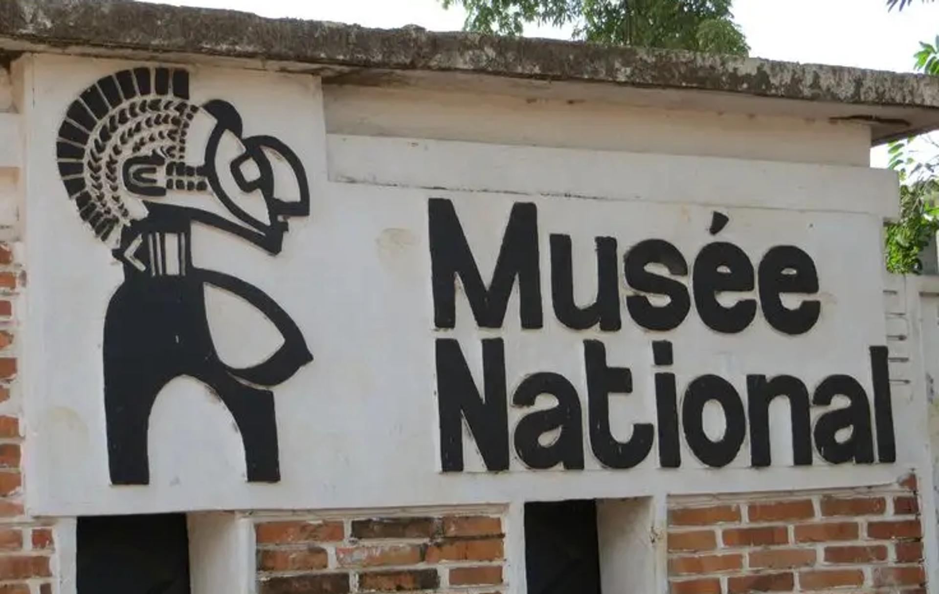 Photographe au Musée National de Guinée capturant des objets du patrimoine culturel