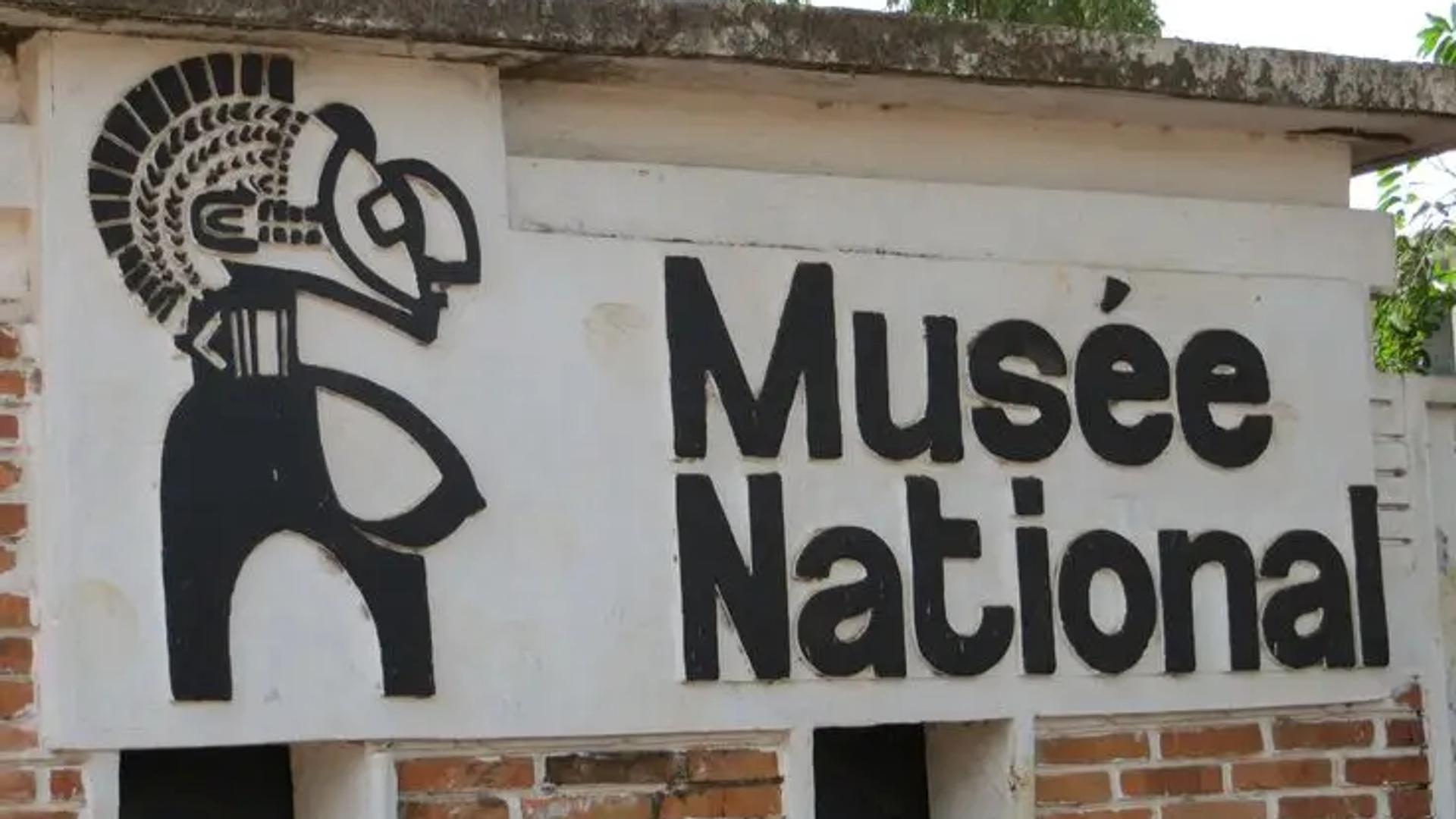 Photographe au Musée National de Guinée capturant des objets du patrimoine culturel