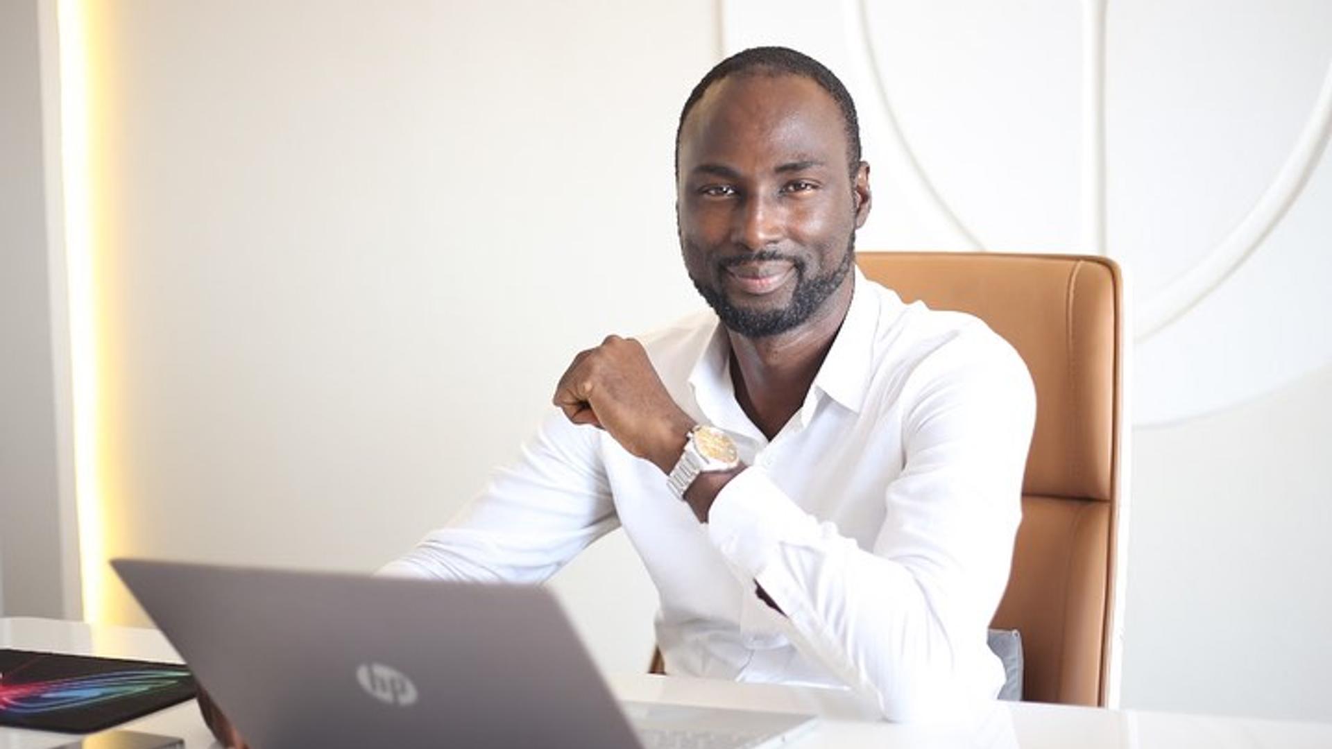 Mountaga Keita, fondateur de Tulip Industries, présentant l'une de ses bornes médicales autonomes de télémédecine conçues en Guinée.