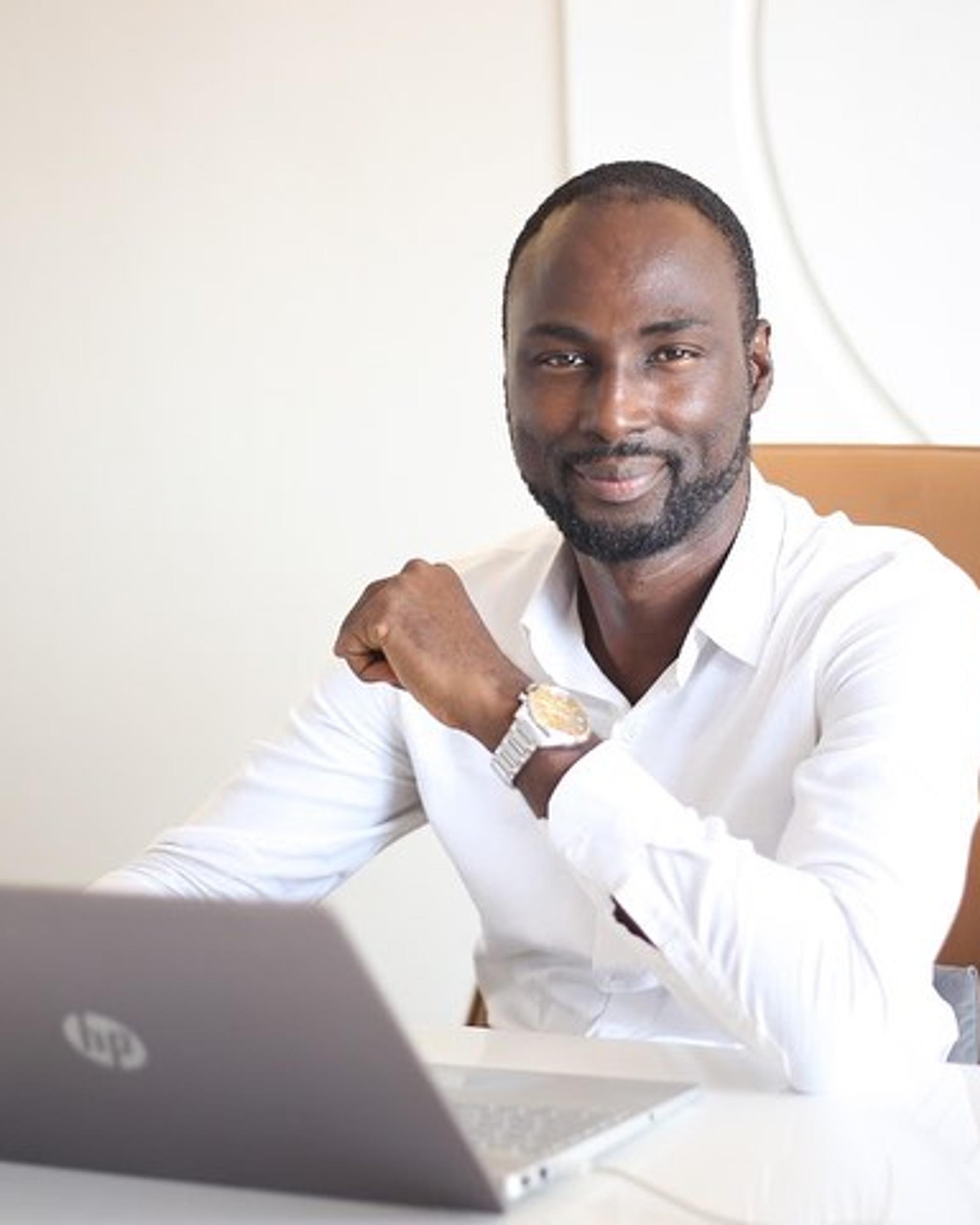 Portrait of Mountaga Keita, founder of Tulip Industries and pioneer of HealthTech in Guinea.