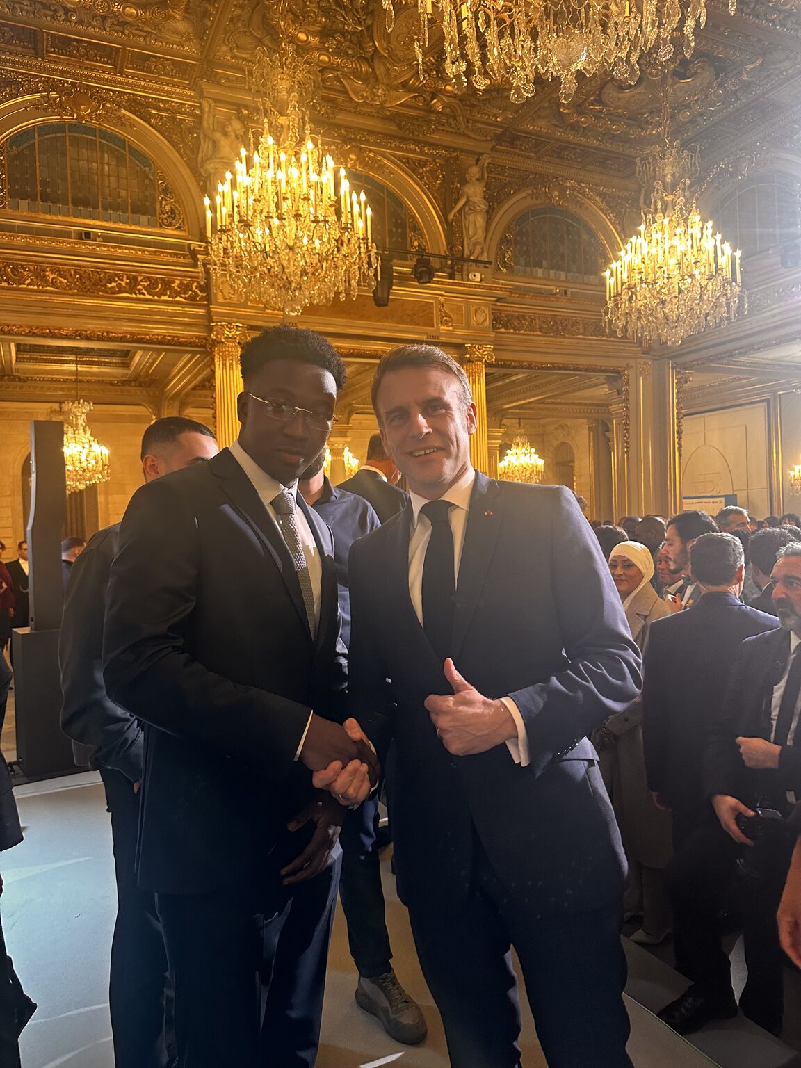 Mbemba Diaby, jeune entrepreneur de la diaspora et fondateur de Just Work, récompensé au concours Talents des Cités au coté du president de la republique francaise emmanuel macron .