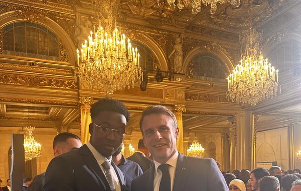 Mbemba Diaby, jeune entrepreneur de la diaspora et fondateur de Just Work, récompensé au concours Talents des Cités au coté du president de la republique francaise emmanuel macron .