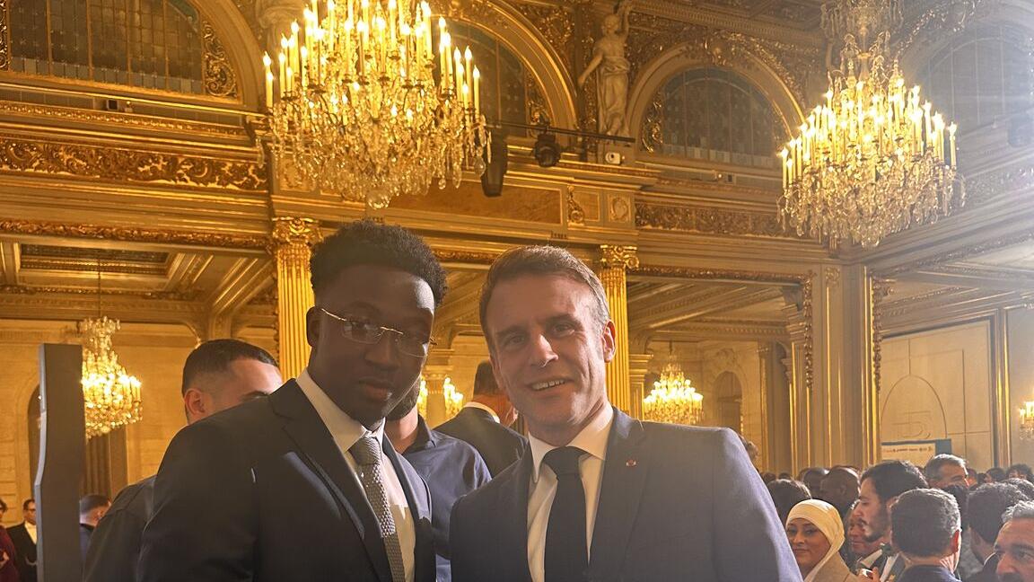 Mbemba Diaby, jeune entrepreneur de la diaspora et fondateur de Just Work, récompensé au concours Talents des Cités au coté du president de la republique francaise emmanuel macron .