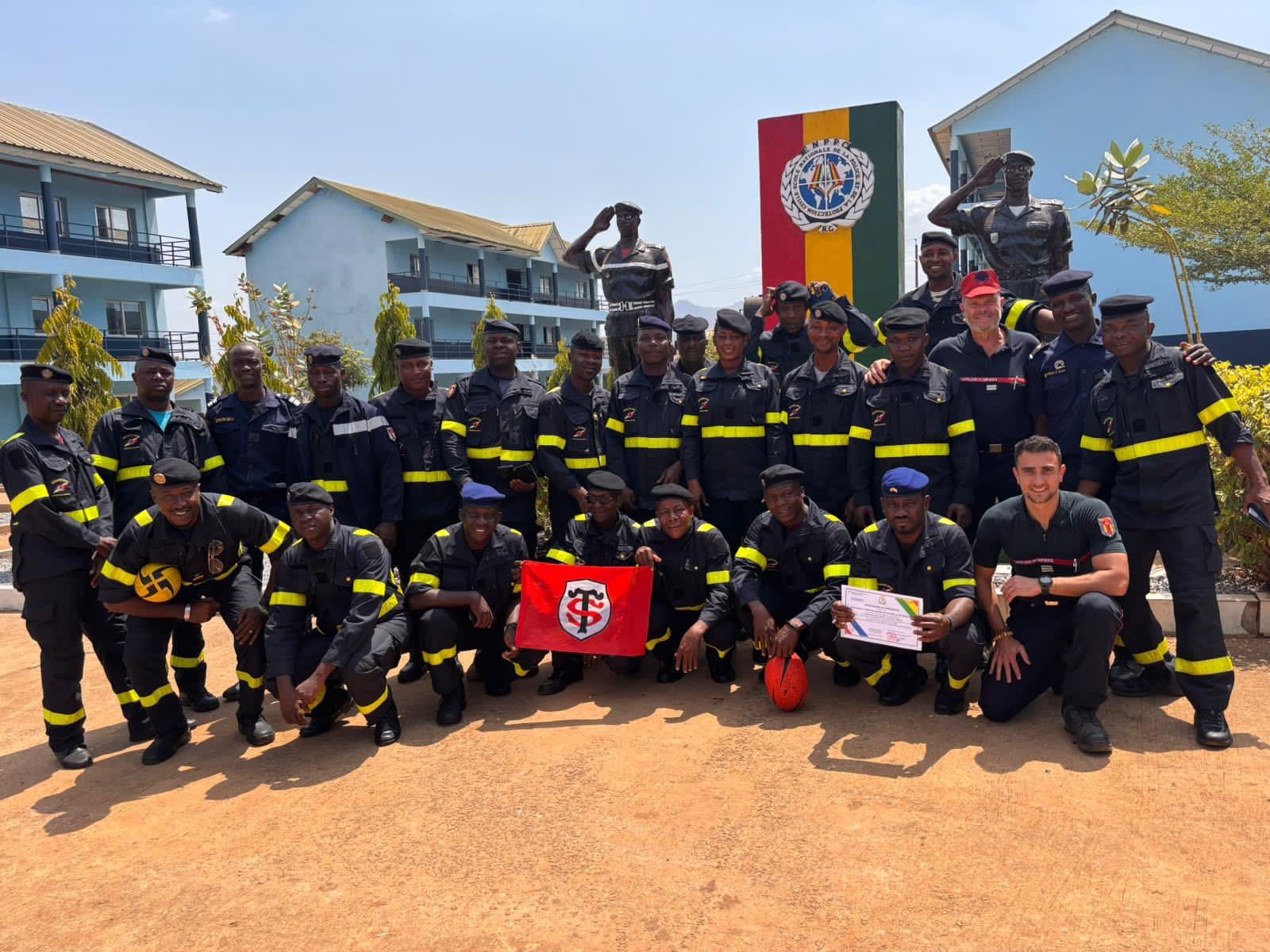 Sapeurs-pompiers de la Protection Civile guinéenne en plein exercice pratique de secourisme et de commandement.