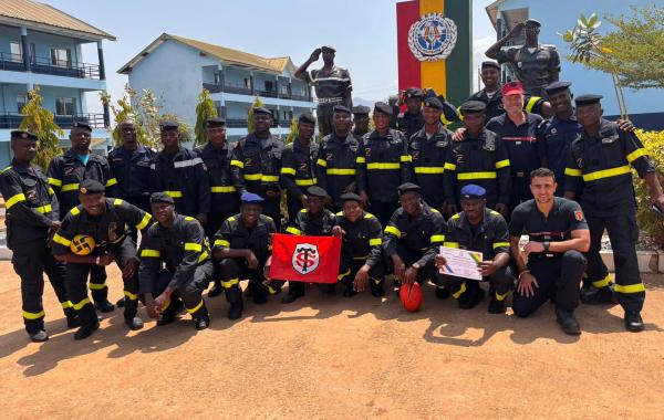 Sapeurs-pompiers de la Protection Civile guinéenne en plein exercice pratique de secourisme et de commandement.