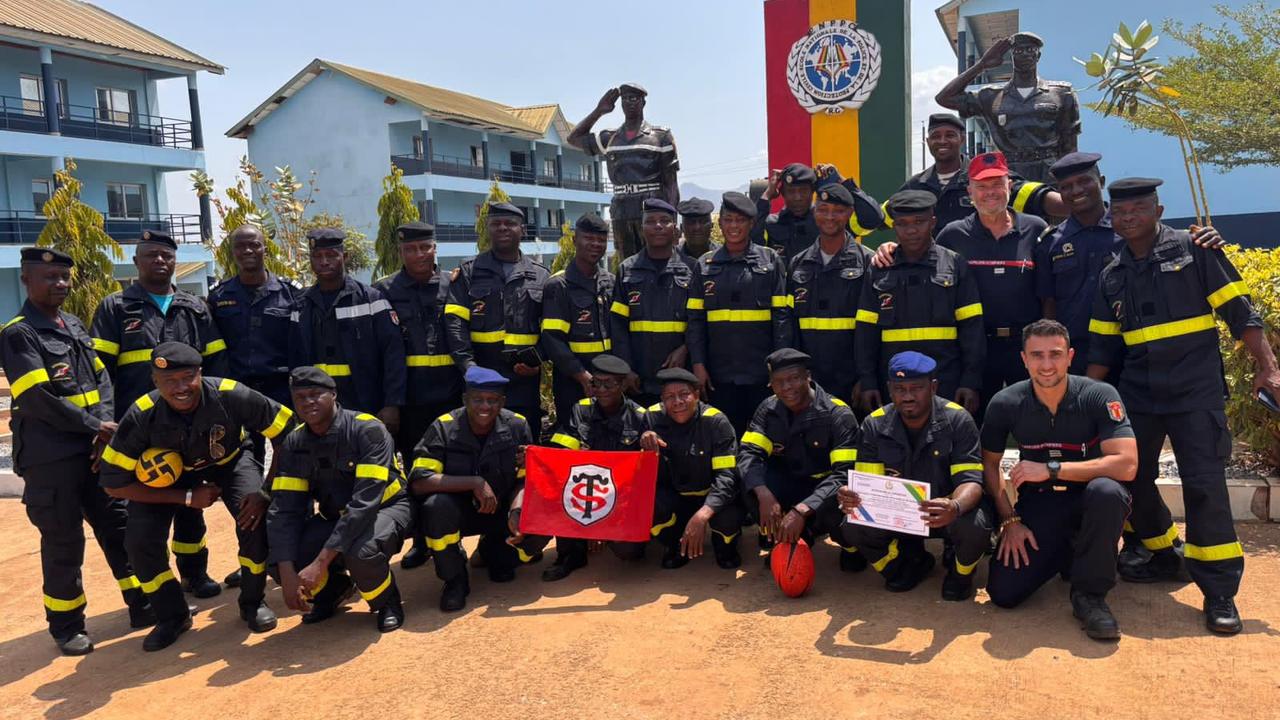 Sapeurs-pompiers de la Protection Civile guinéenne en plein exercice pratique de secourisme et de commandement.