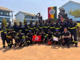 Sapeurs-pompiers de la Protection Civile guinéenne en plein exercice pratique de secourisme et de commandement.