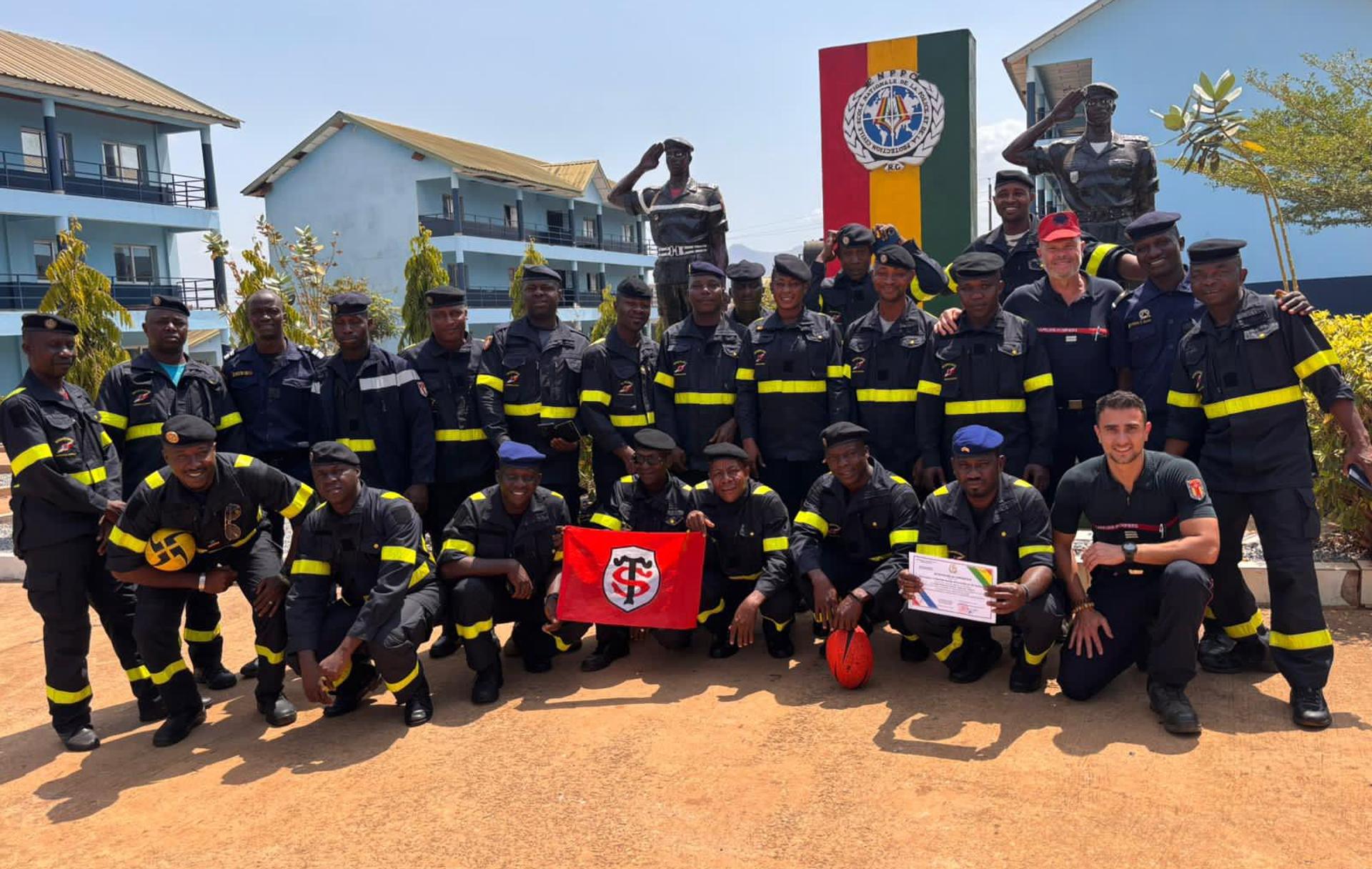 Sapeurs-pompiers de la Protection Civile guinéenne en plein exercice pratique de secourisme et de commandement.
