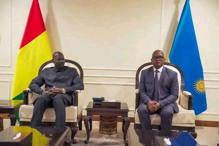 Le président Mamadi Doumbouya au Africa CEO Forum à Kigali devant des investisseurs et chefs d’entreprises africains discutant des opportunités économiques et des projets liés à Simandou en Guinée.