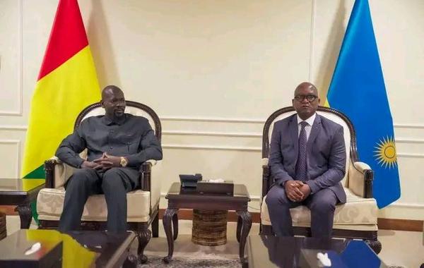 Le président Mamadi Doumbouya au Africa CEO Forum à Kigali devant des investisseurs et chefs d’entreprises africains discutant des opportunités économiques et des projets liés à Simandou en Guinée.