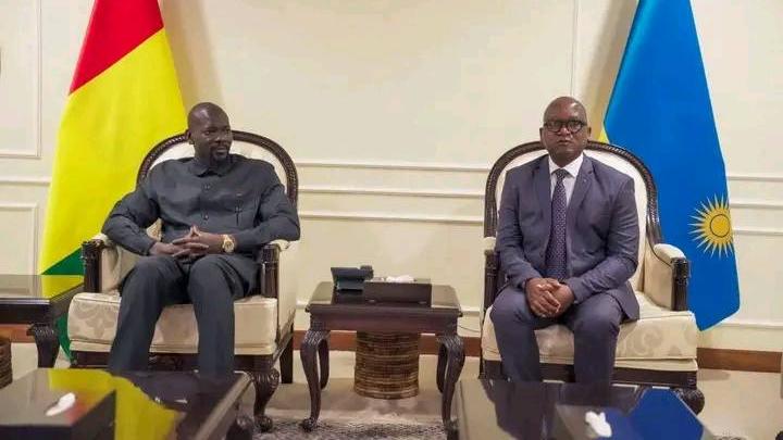 Le président Mamadi Doumbouya au Africa CEO Forum à Kigali devant des investisseurs et chefs d’entreprises africains discutant des opportunités économiques et des projets liés à Simandou en Guinée.