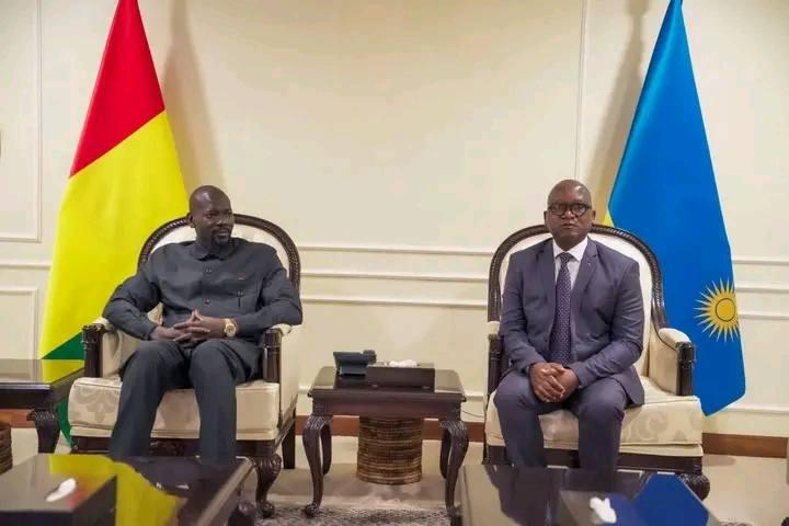 Le président Mamadi Doumbouya au Africa CEO Forum à Kigali devant des investisseurs et chefs d’entreprises africains discutant des opportunités économiques et des projets liés à Simandou en Guinée.