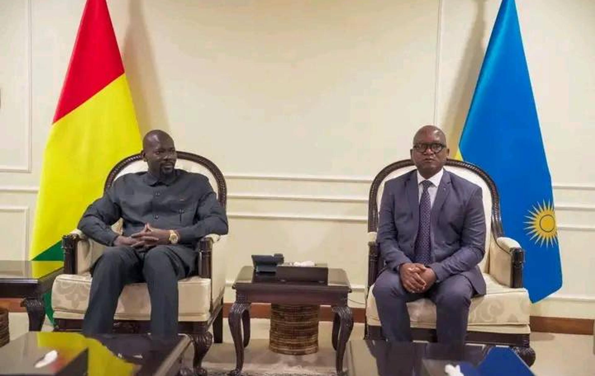 Le président Mamadi Doumbouya au Africa CEO Forum à Kigali devant des investisseurs et chefs d’entreprises africains discutant des opportunités économiques et des projets liés à Simandou en Guinée.