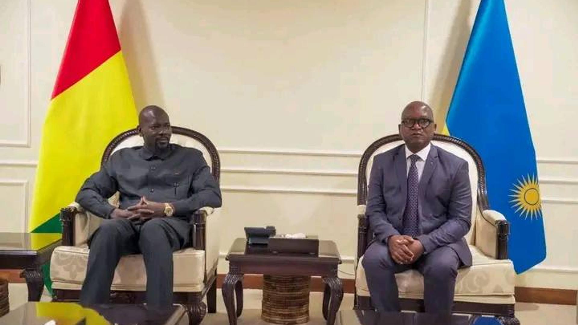 Le président Mamadi Doumbouya au Africa CEO Forum à Kigali devant des investisseurs et chefs d’entreprises africains discutant des opportunités économiques et des projets liés à Simandou en Guinée.