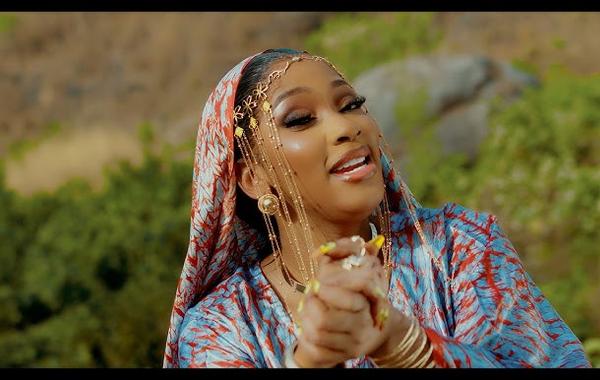 Djelykaba Bintou en concert et dans le clip Mansaya artiste guinéenne populaire en Afrique