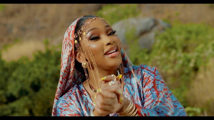 Djelykaba Bintou en concert et dans le clip Mansaya artiste guinéenne populaire en Afrique