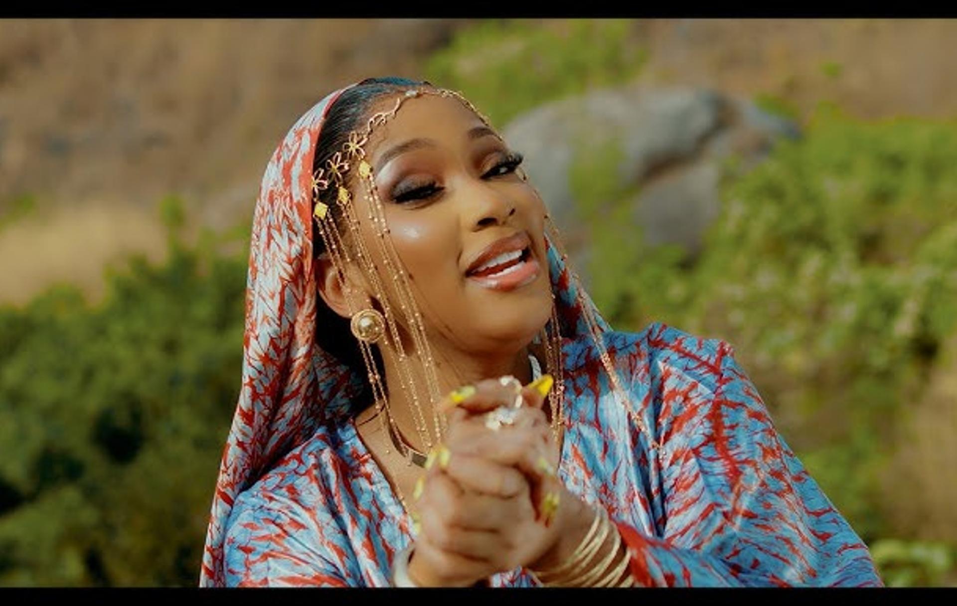 Djelykaba Bintou en concert et dans le clip Mansaya artiste guinéenne populaire en Afrique
