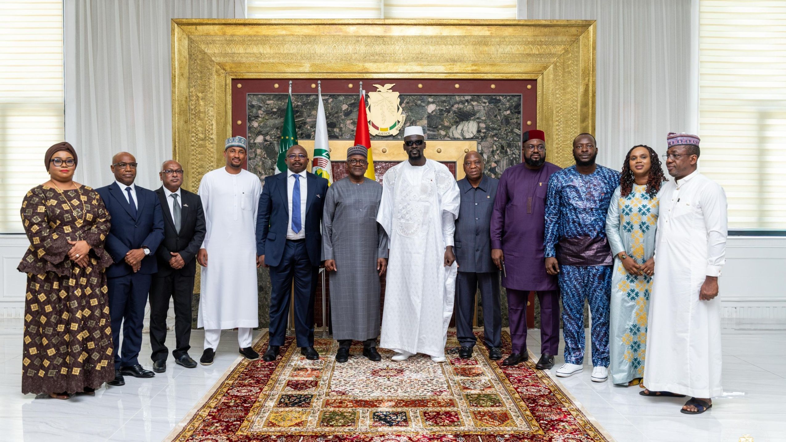 Palais Mohammed V : le président de la République S.E Mamadi DOUMBOUYA reçoit Aliko DANGOTE pour discuter d’investissements stratégiques