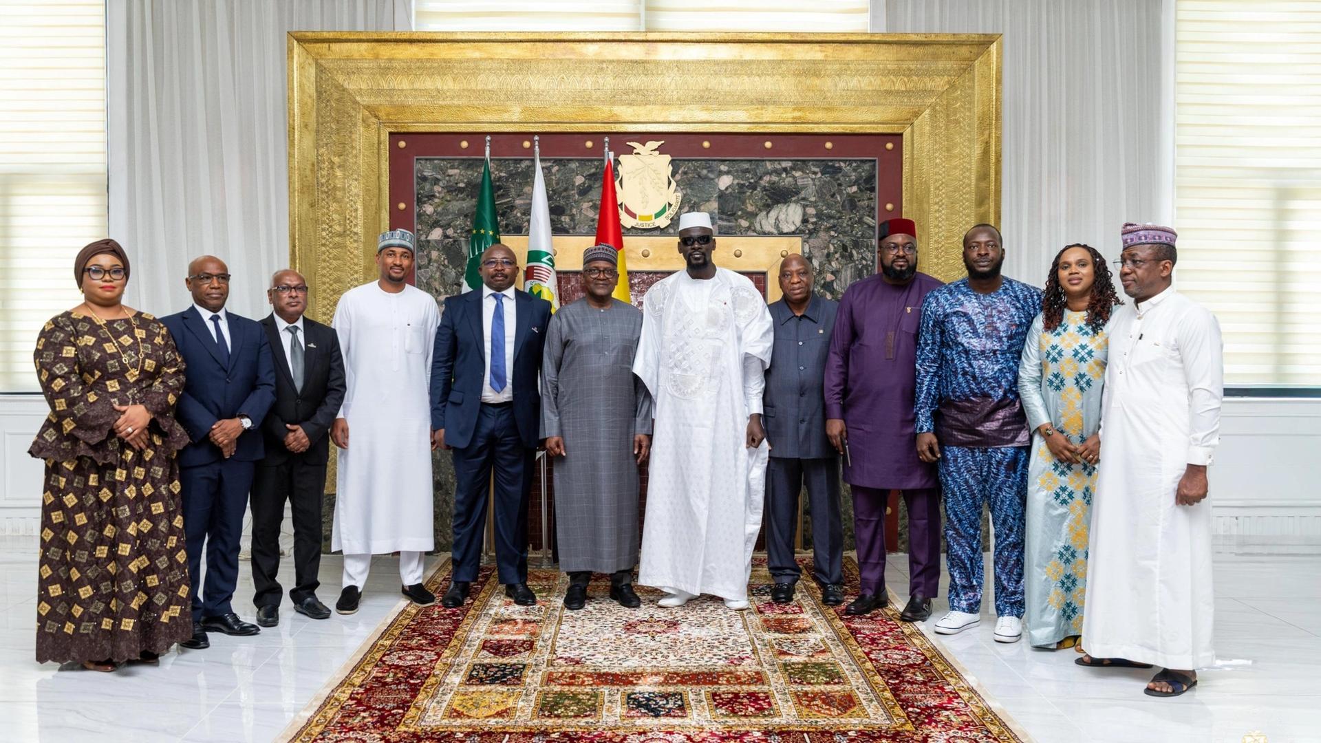 Palais Mohammed V : le président de la République S.E Mamadi DOUMBOUYA reçoit Aliko DANGOTE pour discuter d’investissements stratégiques