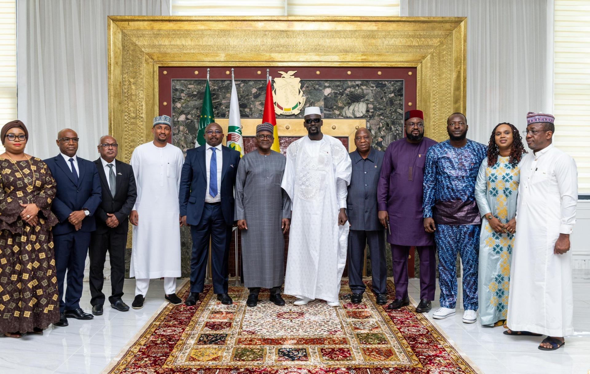 Palais Mohammed V : le président de la République S.E Mamadi DOUMBOUYA reçoit Aliko DANGOTE pour discuter d’investissements stratégiques