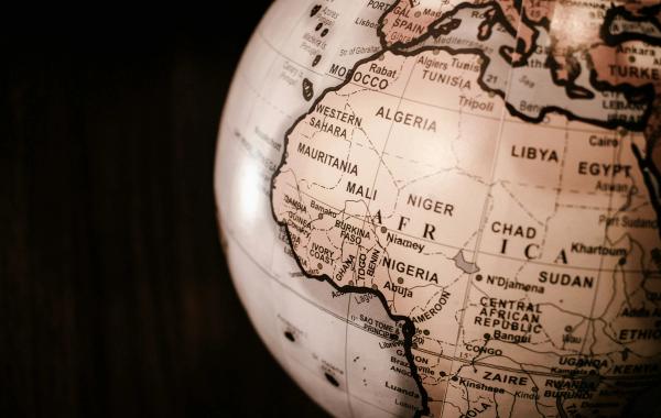Gratte-ciel en construction et complexes résidentiels modernes en Afrique, symbolisant les investissements immobiliers massifs de la diaspora.