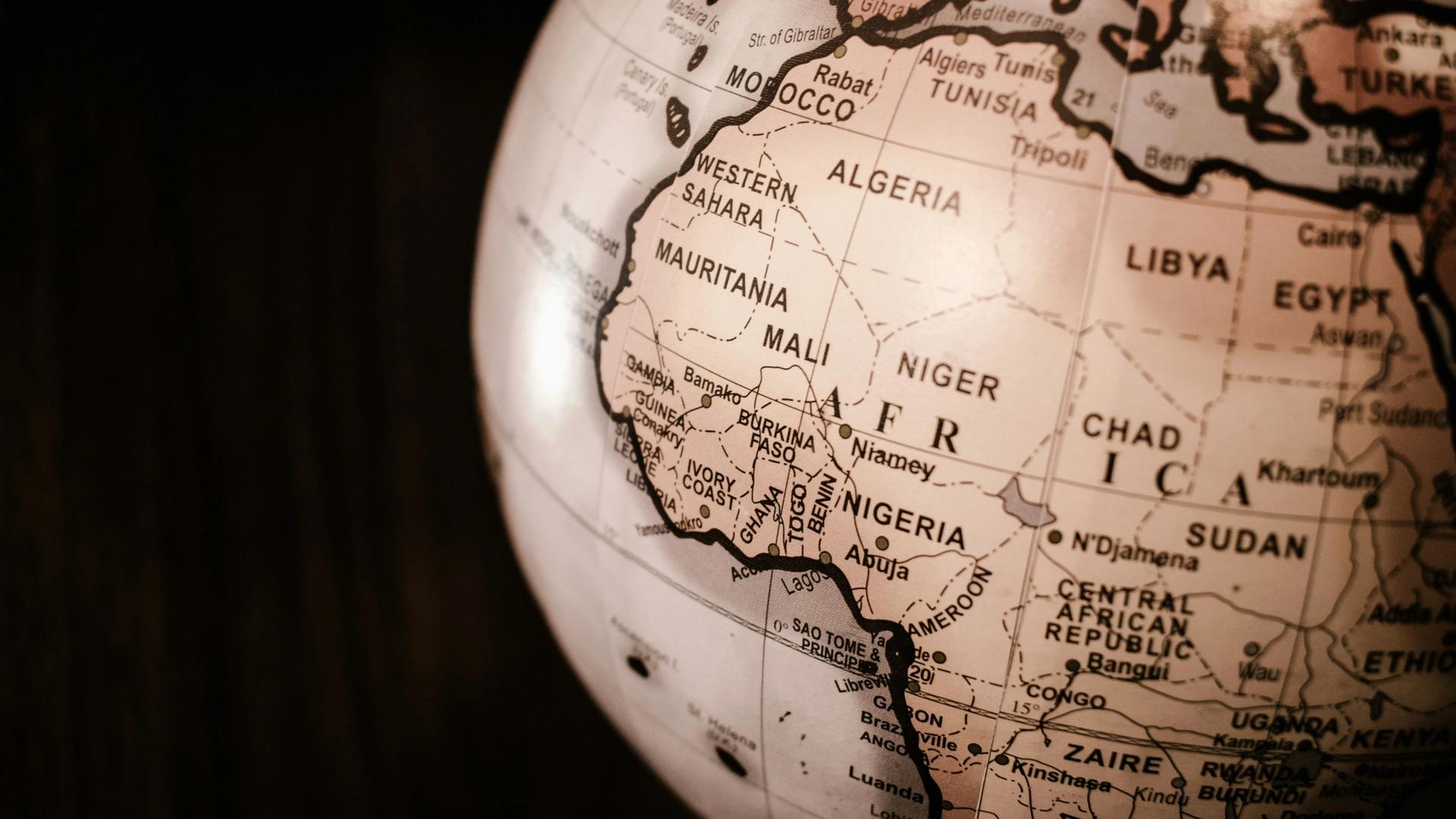 Gratte-ciel en construction et complexes résidentiels modernes en Afrique, symbolisant les investissements immobiliers massifs de la diaspora.