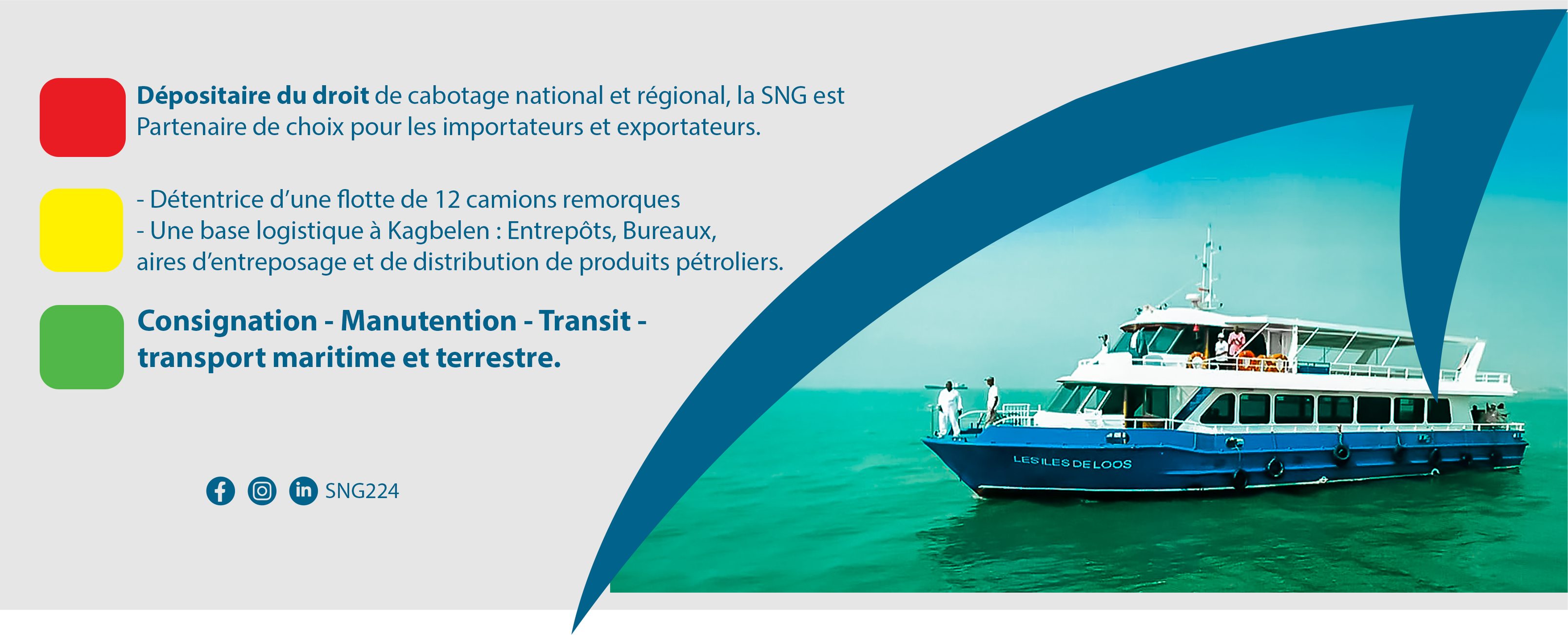 Navire de la Société Navale Guinéenne amarré à la Gare Maritime de Sandervalia, prêt pour une traversée, symbolisant le renouveau du transport maritime en Guinée.