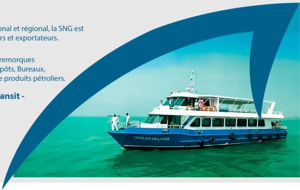 Navire de la Société Navale Guinéenne amarré à la Gare Maritime de Sandervalia, prêt pour une traversée, symbolisant le renouveau du transport maritime en Guinée.