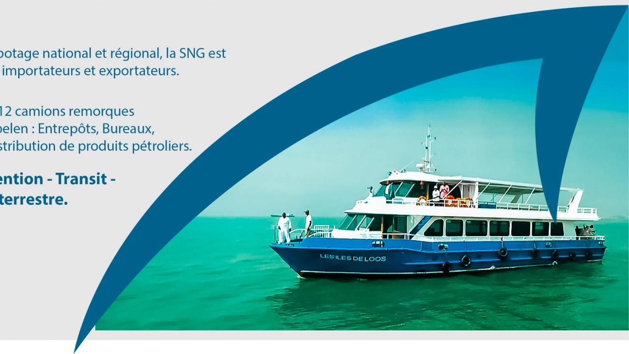 Navire de la Société Navale Guinéenne amarré à la Gare Maritime de Sandervalia, prêt pour une traversée, symbolisant le renouveau du transport maritime en Guinée.
