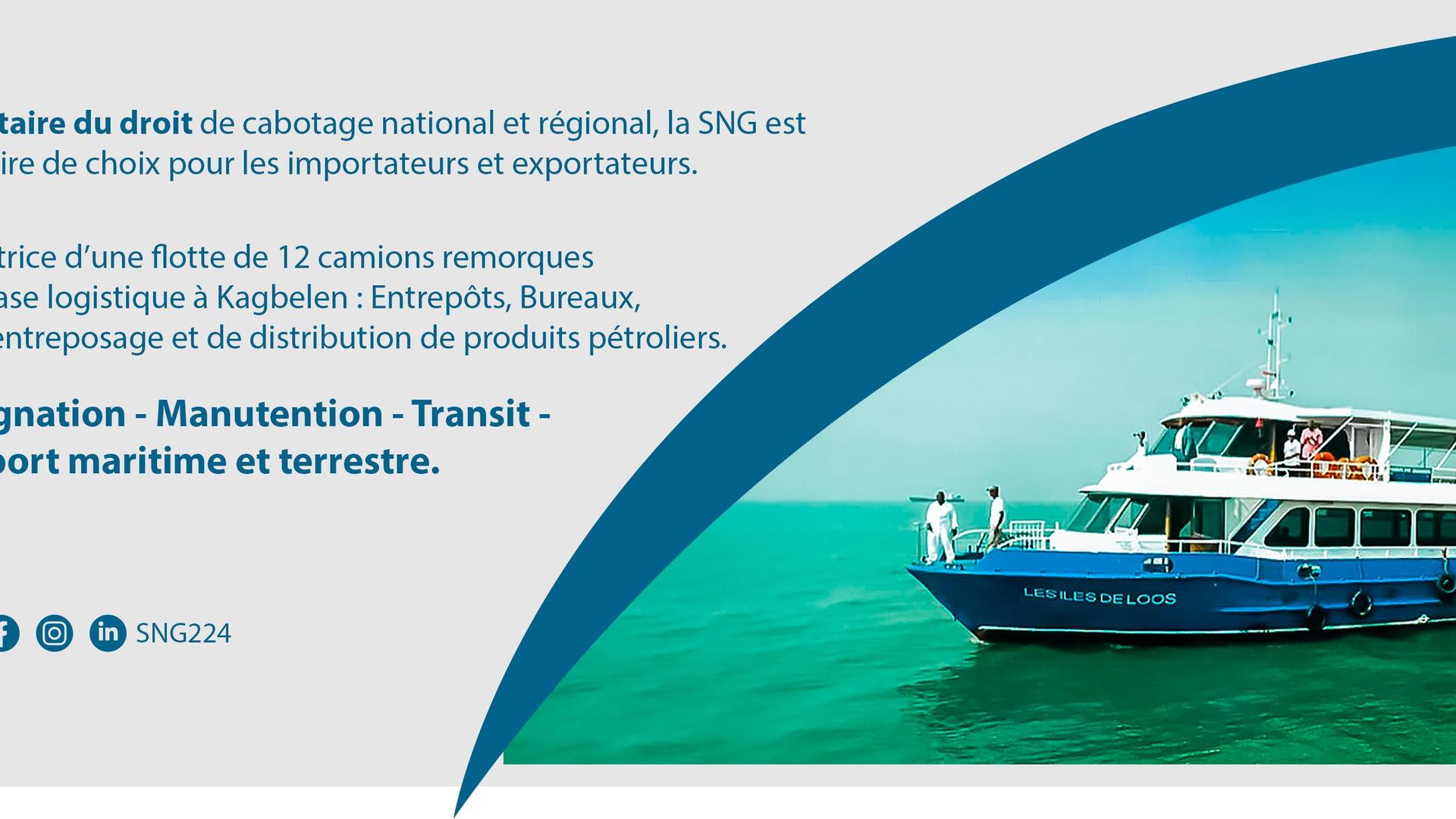 Navire de la Société Navale Guinéenne amarré à la Gare Maritime de Sandervalia, prêt pour une traversée, symbolisant le renouveau du transport maritime en Guinée.