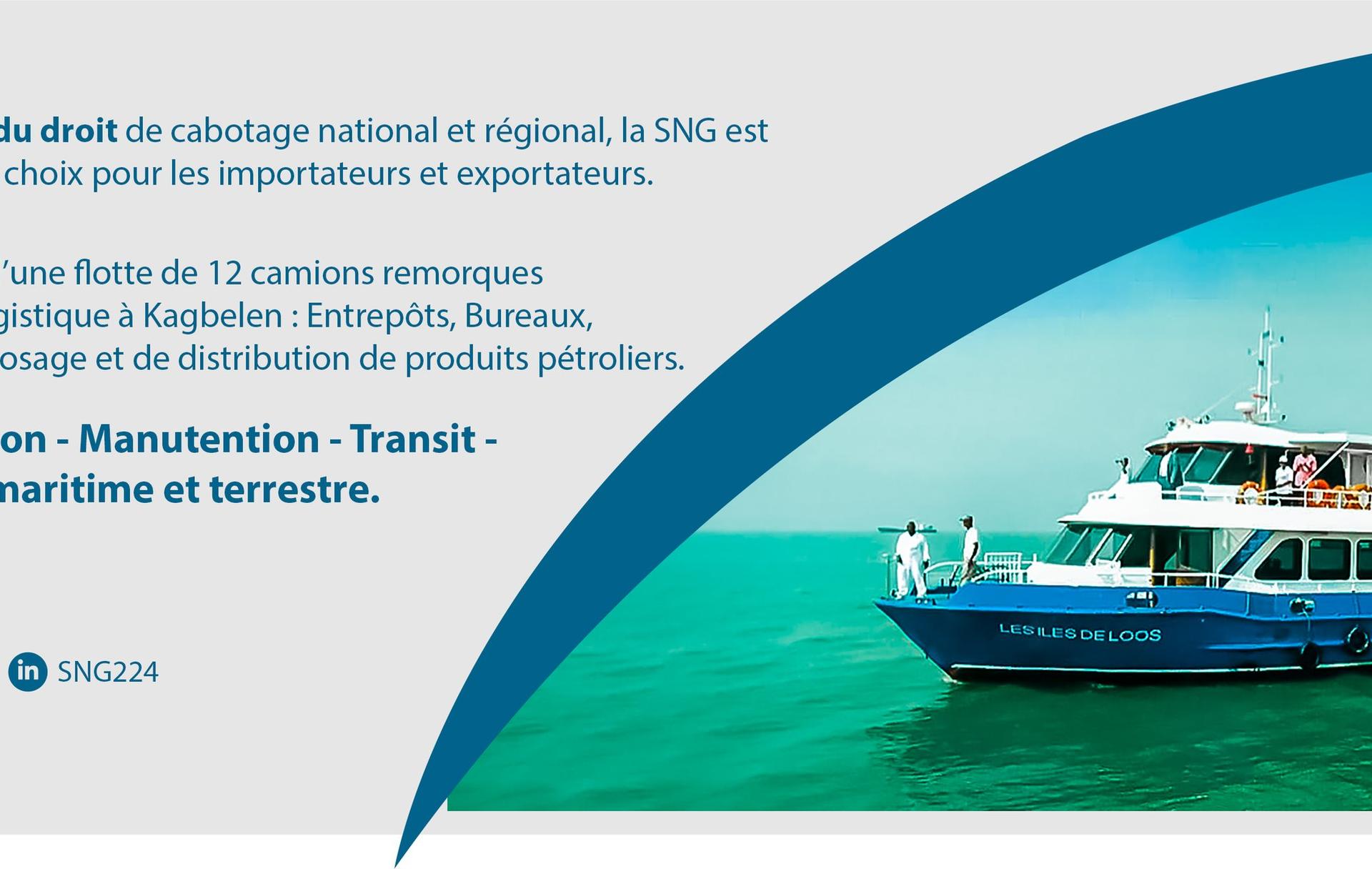 Navire de la Société Navale Guinéenne amarré à la Gare Maritime de Sandervalia, prêt pour une traversée, symbolisant le renouveau du transport maritime en Guinée.