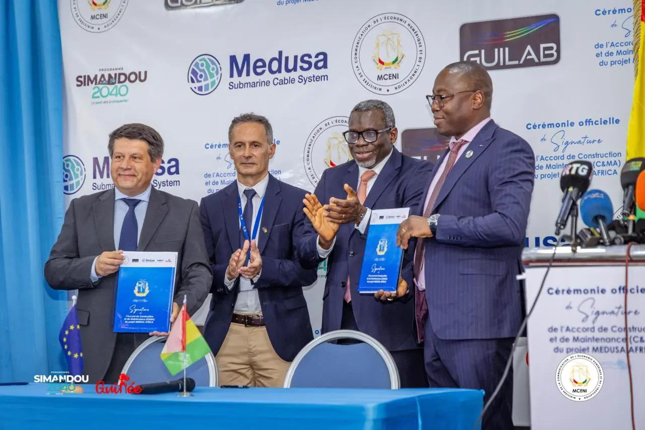 Illustration d'un câble sous-marin de fibre optique reliant l'Europe à l'Afrique pour apporter l'internet haut débit en Guinée.