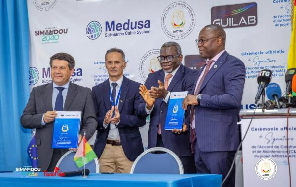 Illustration d'un câble sous-marin de fibre optique reliant l'Europe à l'Afrique pour apporter l'internet haut débit en Guinée.