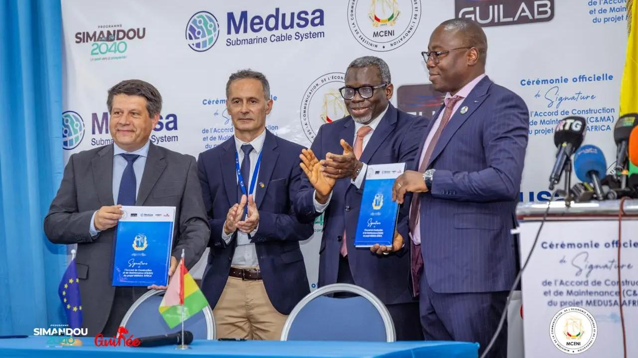 Illustration d'un câble sous-marin de fibre optique reliant l'Europe à l'Afrique pour apporter l'internet haut débit en Guinée.