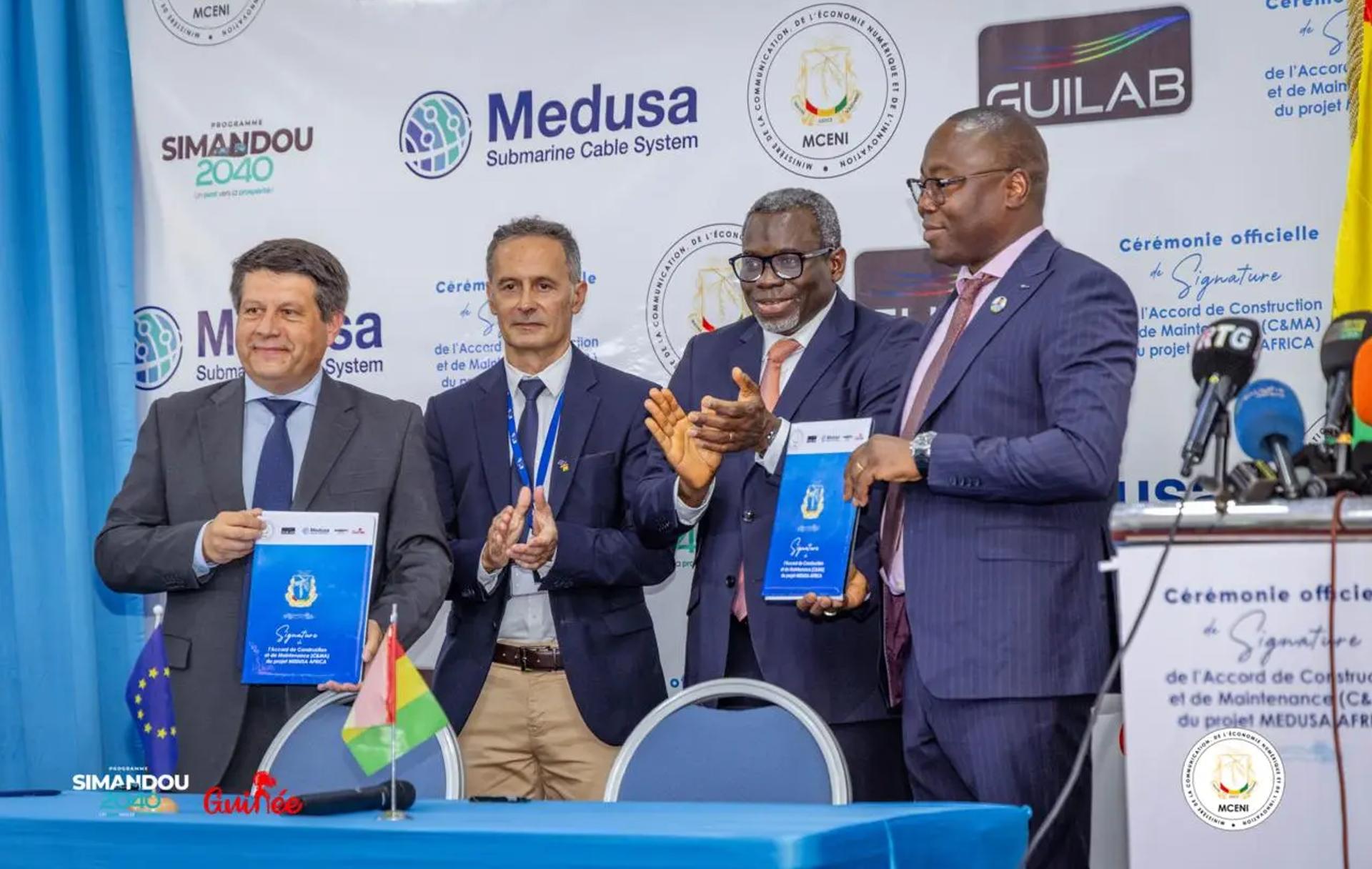 Illustration d'un câble sous-marin de fibre optique reliant l'Europe à l'Afrique pour apporter l'internet haut débit en Guinée.