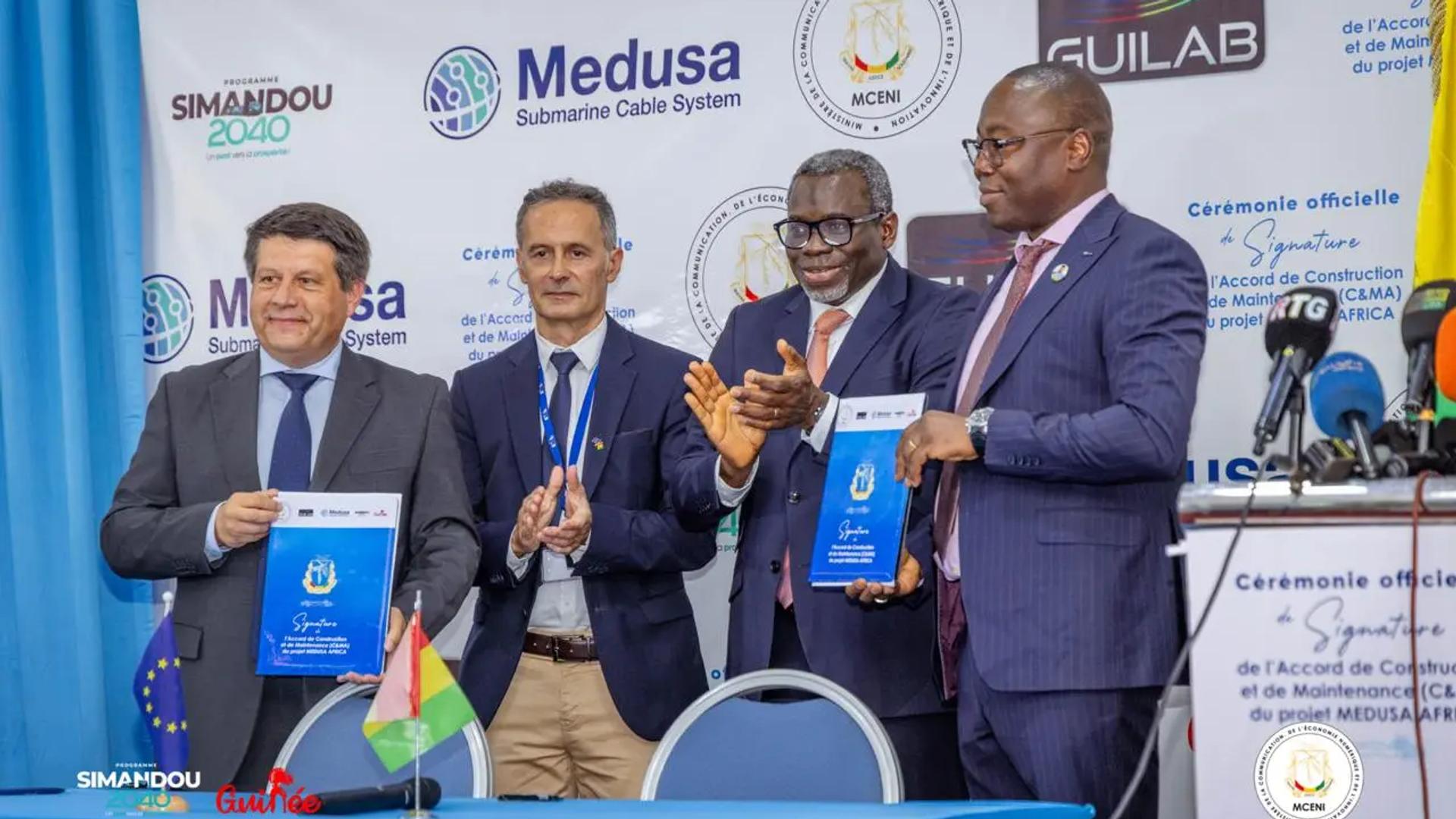 Illustration d'un câble sous-marin de fibre optique reliant l'Europe à l'Afrique pour apporter l'internet haut débit en Guinée.