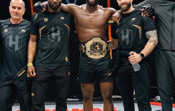 Bafodé Gassama célébrant sa victoire après avoir remporté la ceinture Hexagone MMA à Paris