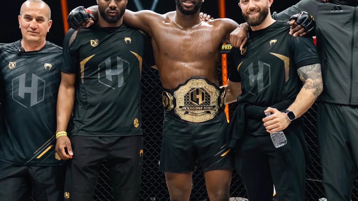 Bafodé Gassama célébrant sa victoire après avoir remporté la ceinture Hexagone MMA à Paris
