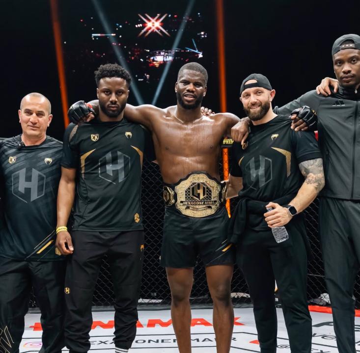 Bafodé Gassama célébrant sa victoire après avoir remporté la ceinture Hexagone MMA à Paris