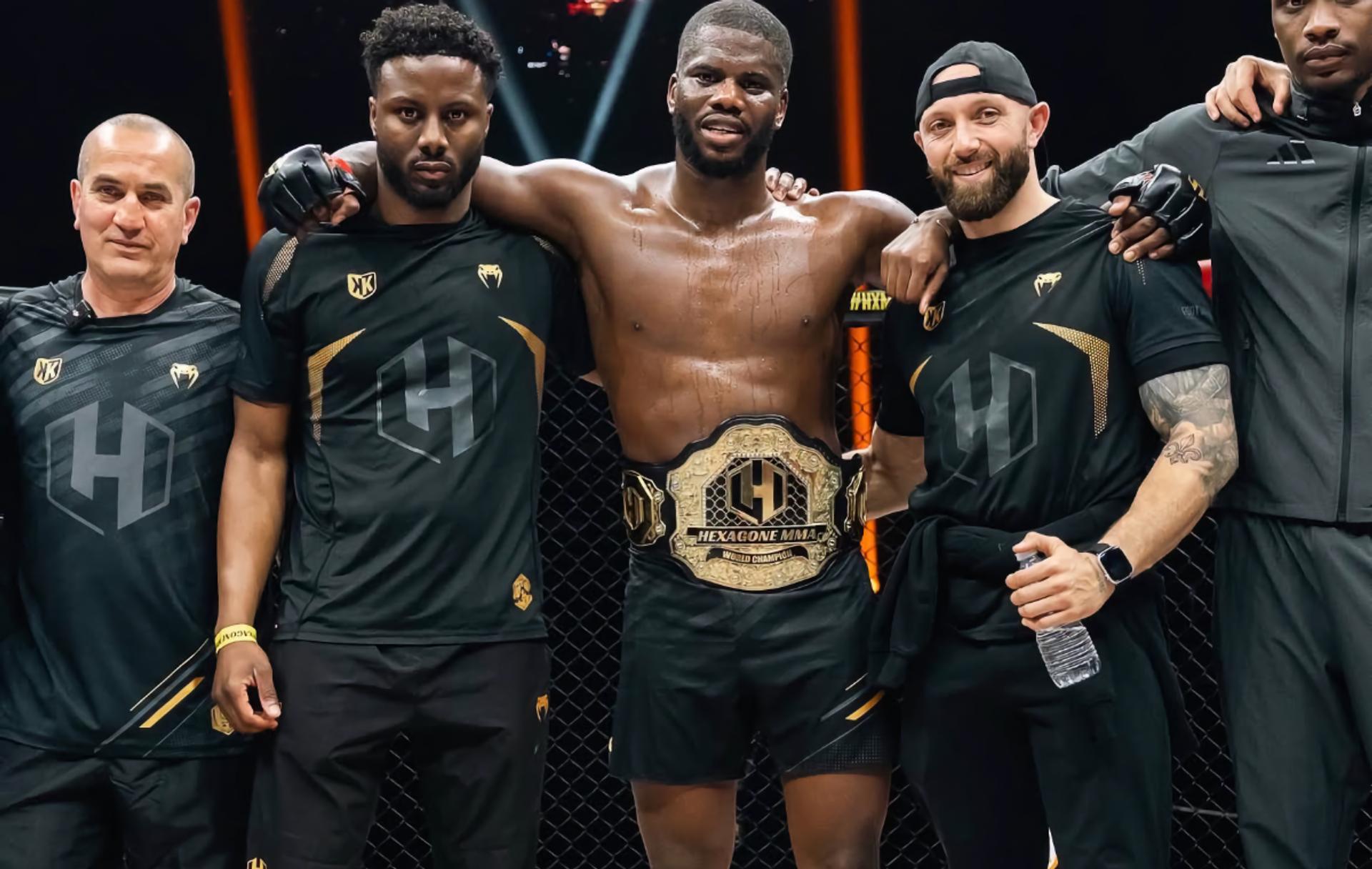 Bafodé Gassama célébrant sa victoire après avoir remporté la ceinture Hexagone MMA à Paris