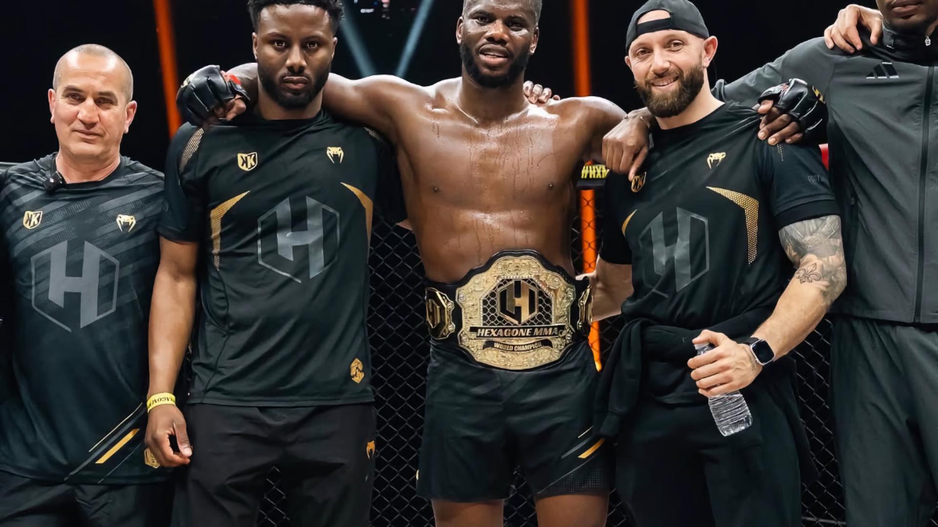 Bafodé Gassama célébrant sa victoire après avoir remporté la ceinture Hexagone MMA à Paris