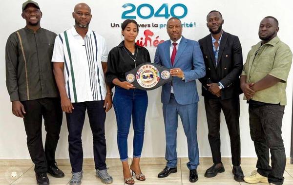 Fatima Kourouma avec sa ceinture de championne du monde de Thaï Boxing représentant la Guinée