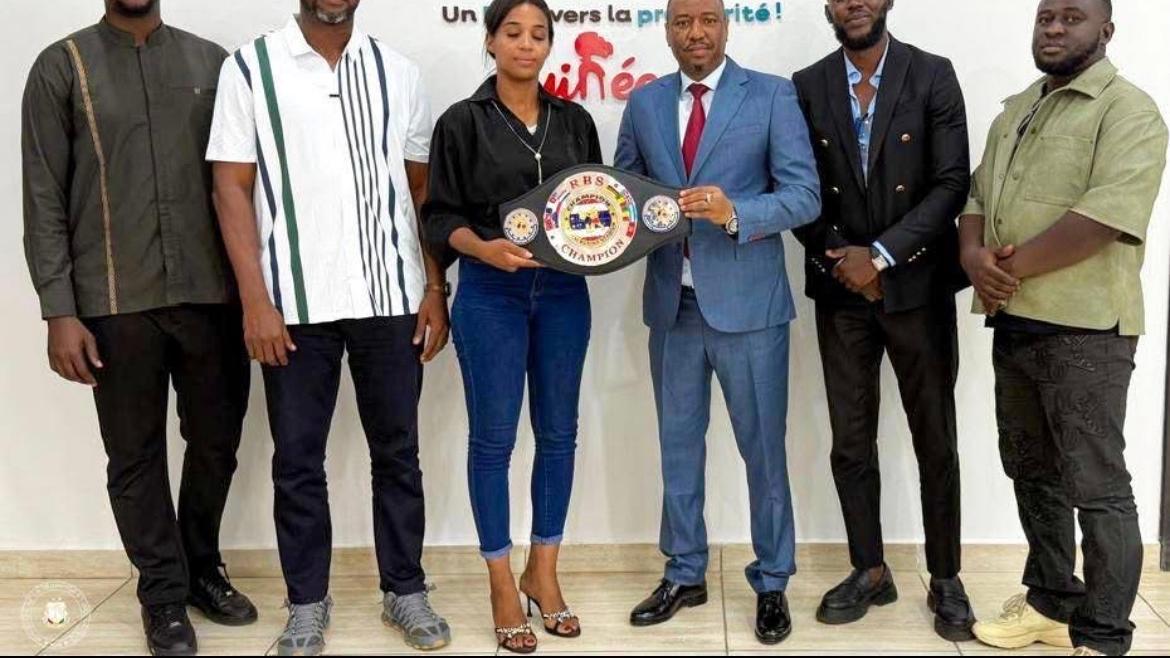 Fatima Kourouma avec sa ceinture de championne du monde de Thaï Boxing représentant la Guinée